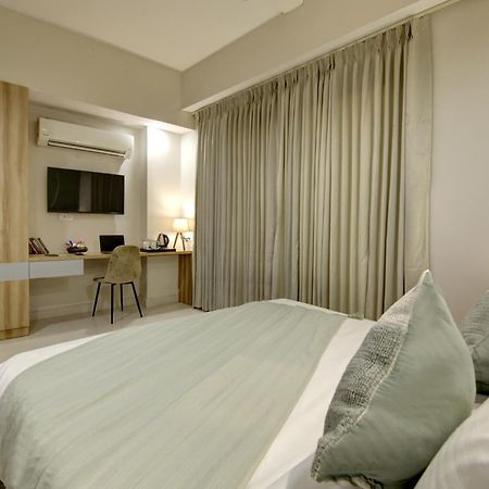 Saltstayz Premier Executive Serviced Apartment - Golf Course Extension Road Гургаон Экстерьер фото