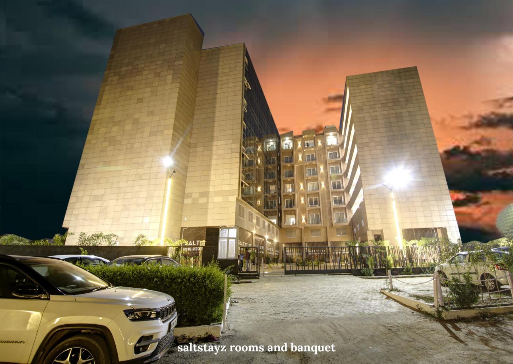 Saltstayz Premier Executive Serviced Apartment - Golf Course Extension Road Гургаон Экстерьер фото