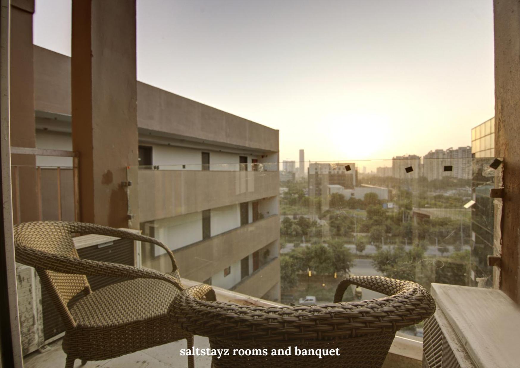 Saltstayz Premier Executive Serviced Apartment - Golf Course Extension Road Гургаон Экстерьер фото