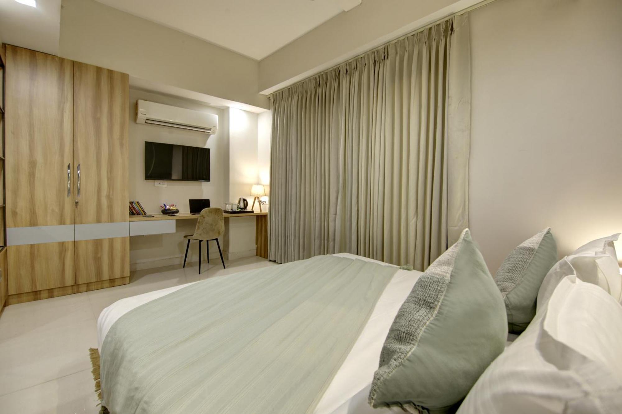 Saltstayz Premier Executive Serviced Apartment - Golf Course Extension Road Гургаон Экстерьер фото