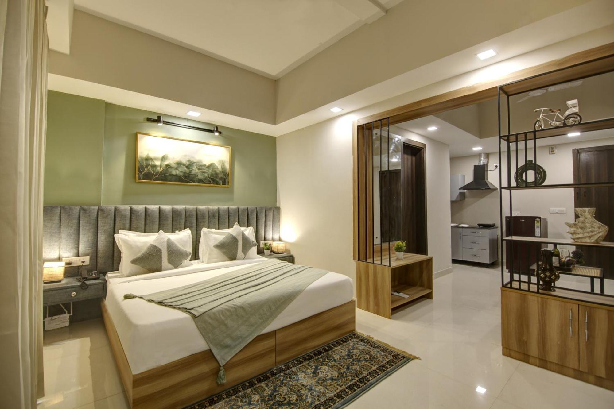Saltstayz Premier Executive Serviced Apartment - Golf Course Extension Road Гургаон Экстерьер фото